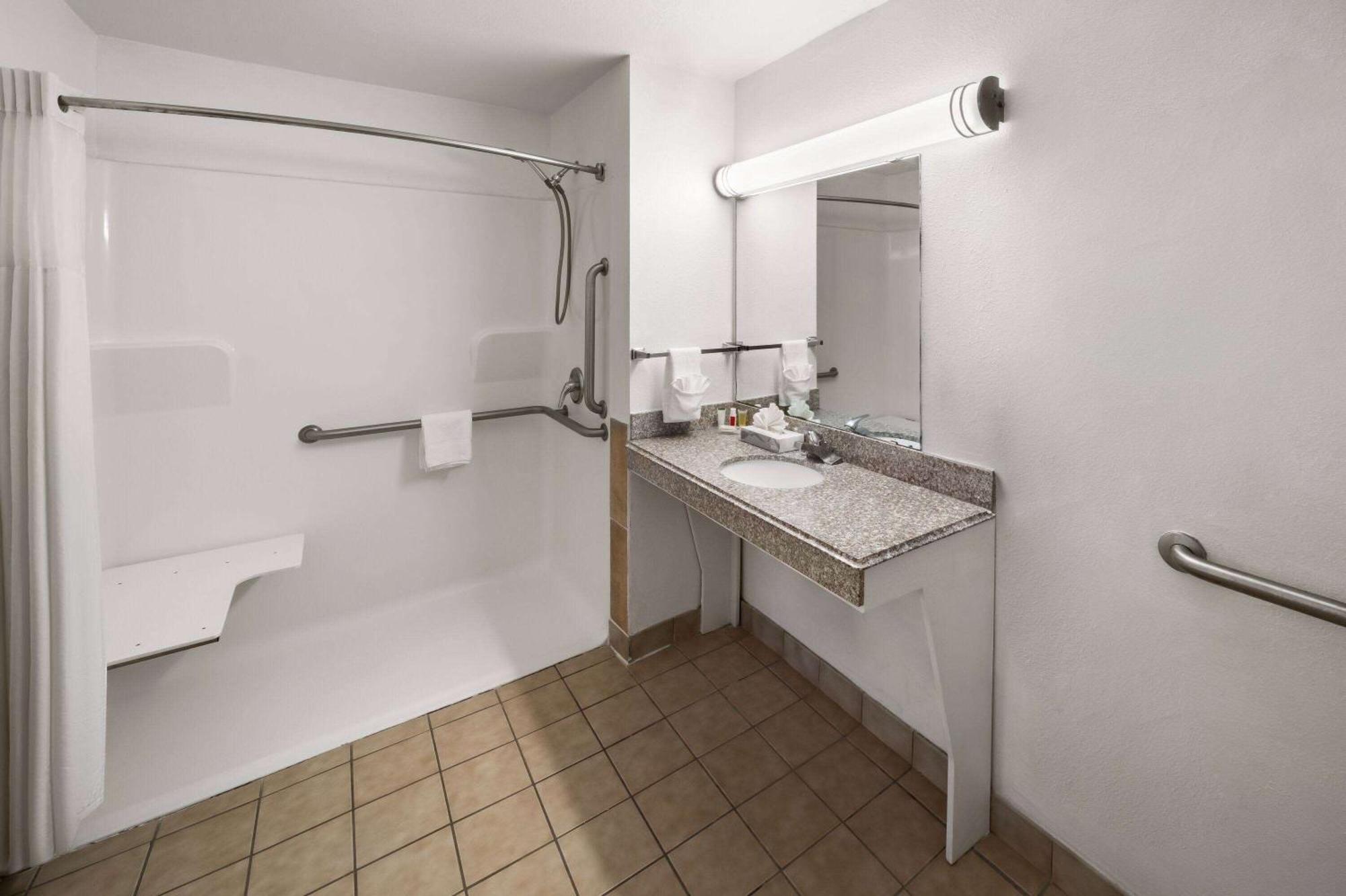 Super 8 By Wyndham Baton Rouge/I-10 Motel Inniswold Luaran gambar